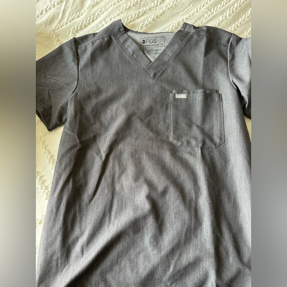 FIGS Men's scrub set